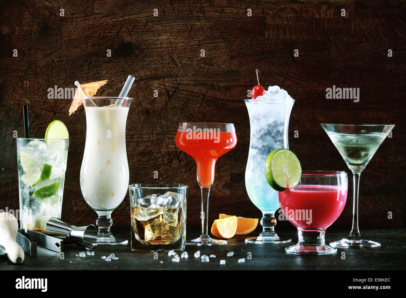 Auswahl an bunten festliche Weihnachten Getränke, alkoholische Getränke und Cocktails in eleganten Gläsern auf einem dunklen Hintergrund mit Exemplar Stockfoto