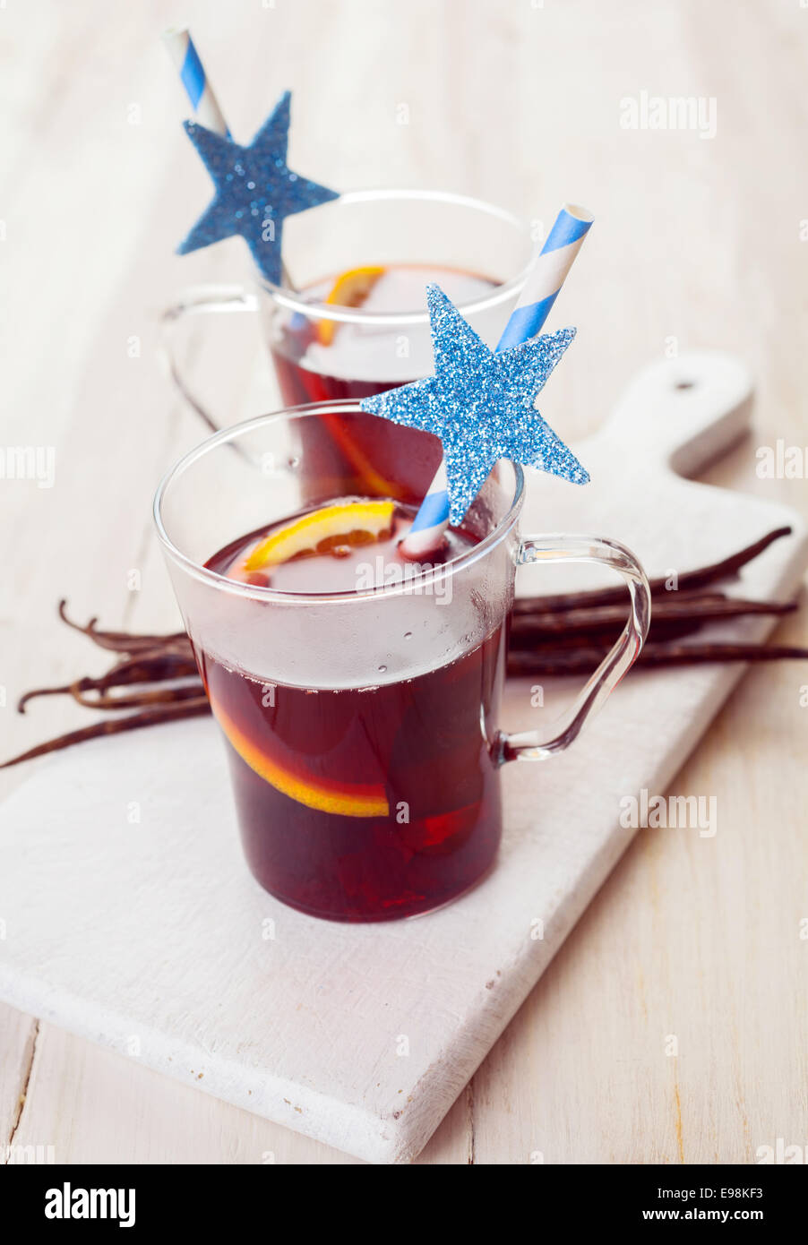 Zwei festliche Gläser Glühwein Weihnachten Wein oder Punsch mit Gewürzen gewürzt und mit einem Strohhalm serviert Orangenscheiben dekoriert mit Stockfoto