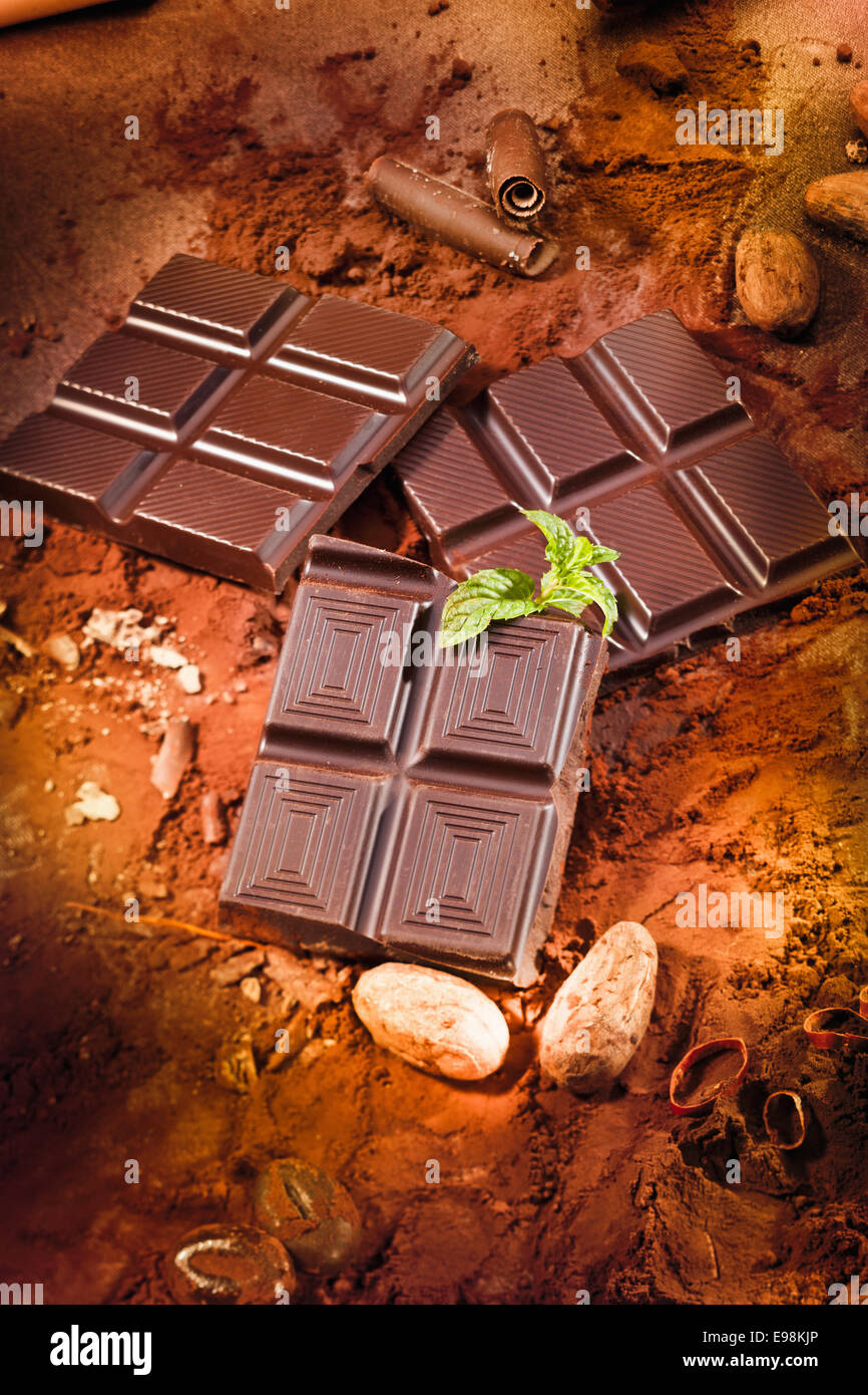 verschiedenen Tafeln Schokolade und Kakao und Minze Stockfoto