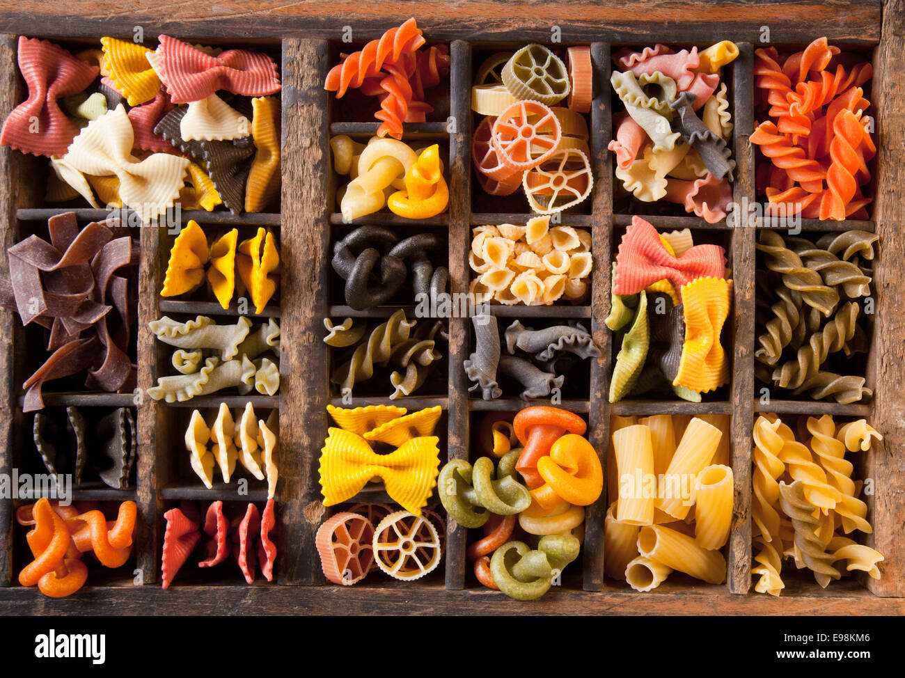 Verschiedene farbige Pasta in einem alten Briefkasten Stockfoto