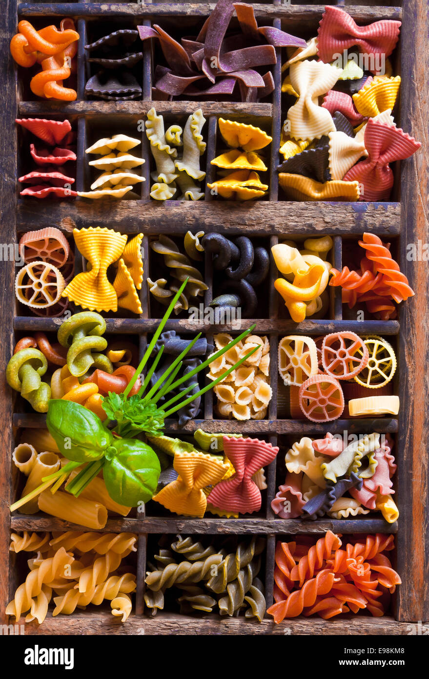 Verschiedene farbige Pasta in einem alten Briefkasten Stockfoto