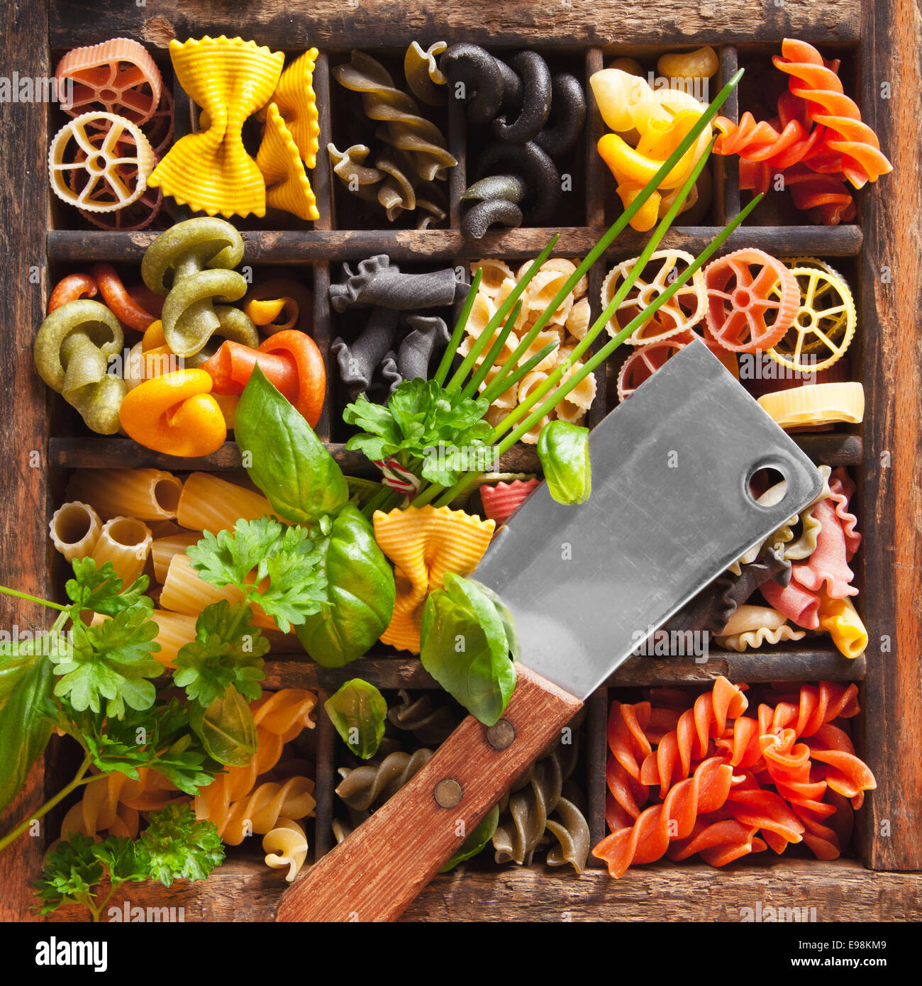 Verschiedene farbige Pasta in einem alten Briefkasten Stockfoto