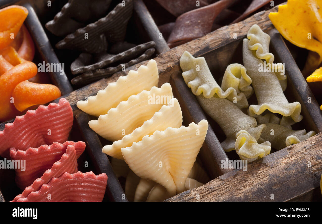 Verschiedene farbige Pasta in einem alten Briefkasten Stockfoto