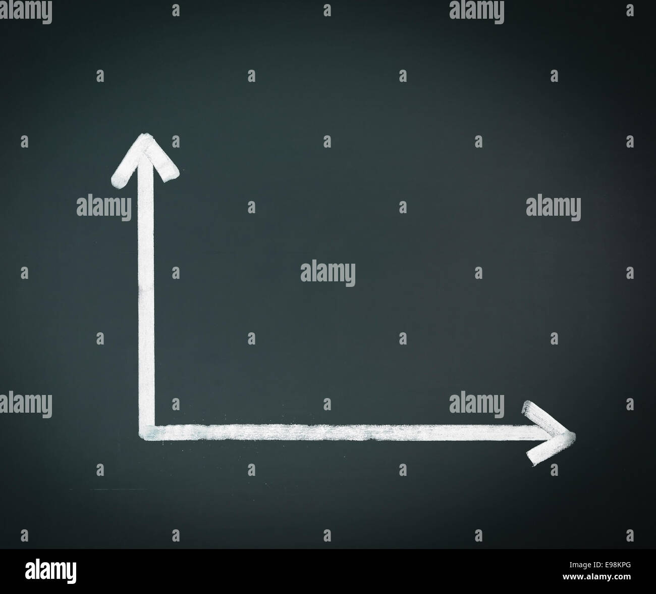 zwei geometrische Achsen auf einer schwarzen Tafel, handschriftlich in Kreide, leer, für Business-Konzepte Stockfoto