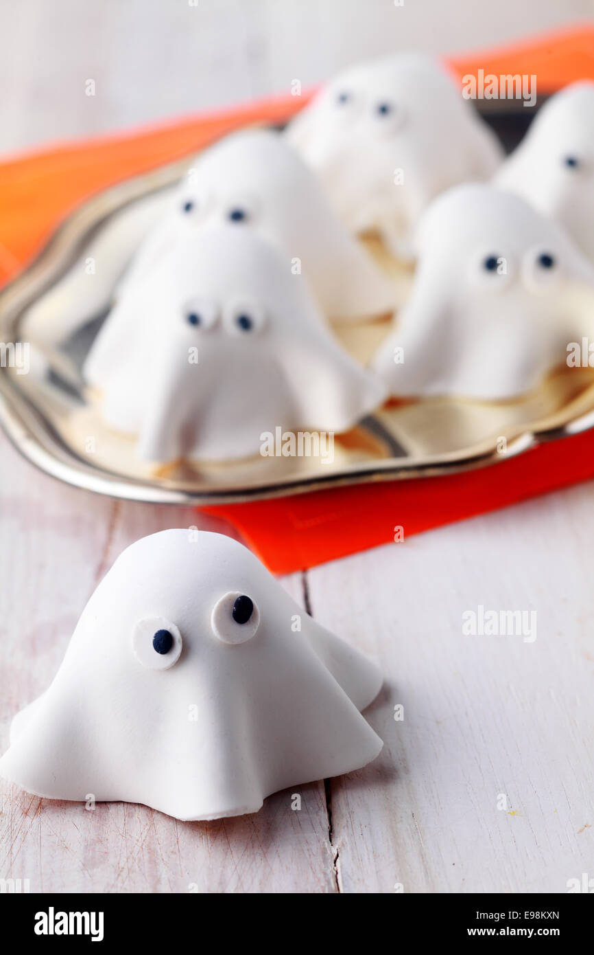 Geist Halloween-Dekorationen oder Vorspeisen, die mit weißen Teig oder Marzipan für eine Party feiern oder Trick- und - Leckereien zu behandeln Stockfoto