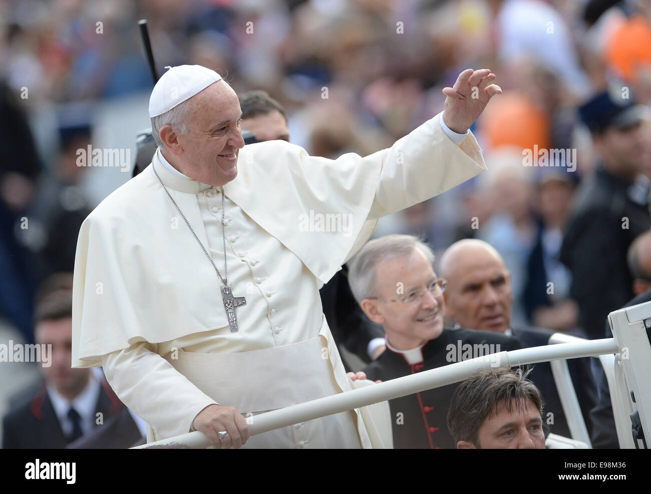 Vatikan-Stadt. 22. Oktober 2014. Papst Francis reitet auf der mobilen während einer Generalaudienz in dem Petersplatz im Vatikan, Papst 22. Oktober 2014. Bildnachweis: Andreas Gebert/Dpa/Alamy Live-Nachrichten Stockfoto