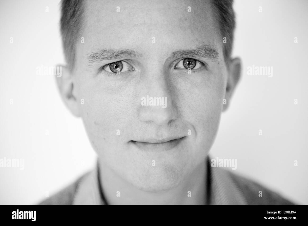 Schließen Sie oben von durchschnittlich mans Ruhe, lächelndes Gesicht genommen für ein Profil erschossen Stockfoto