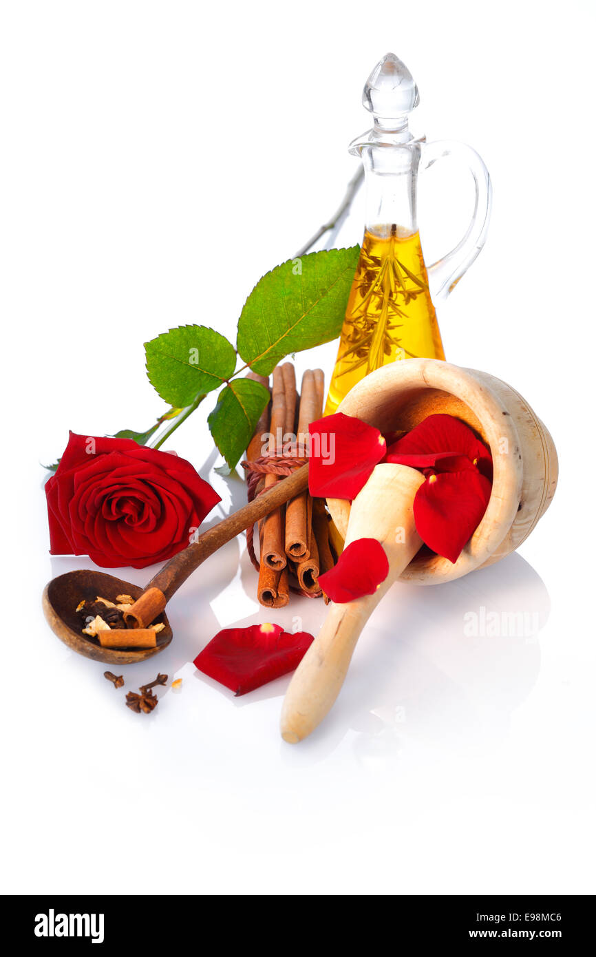 Wellness und Body Care Treatment mit Rosenblätter in einem Mörser und ätherisches Öl isoliert auf weißem Hintergrund Stockfoto