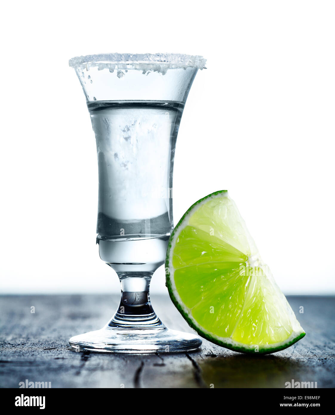 Longdrinkglas mit Margarita Getränk, gesalzene Felge und Kalk. Stockfoto
