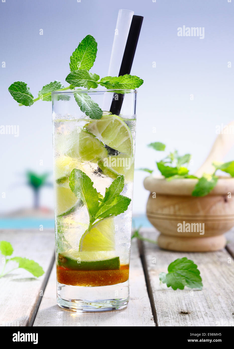 Erfrischende Zitronen- oder Limettensaft cocktail serviert in ein hohes ...