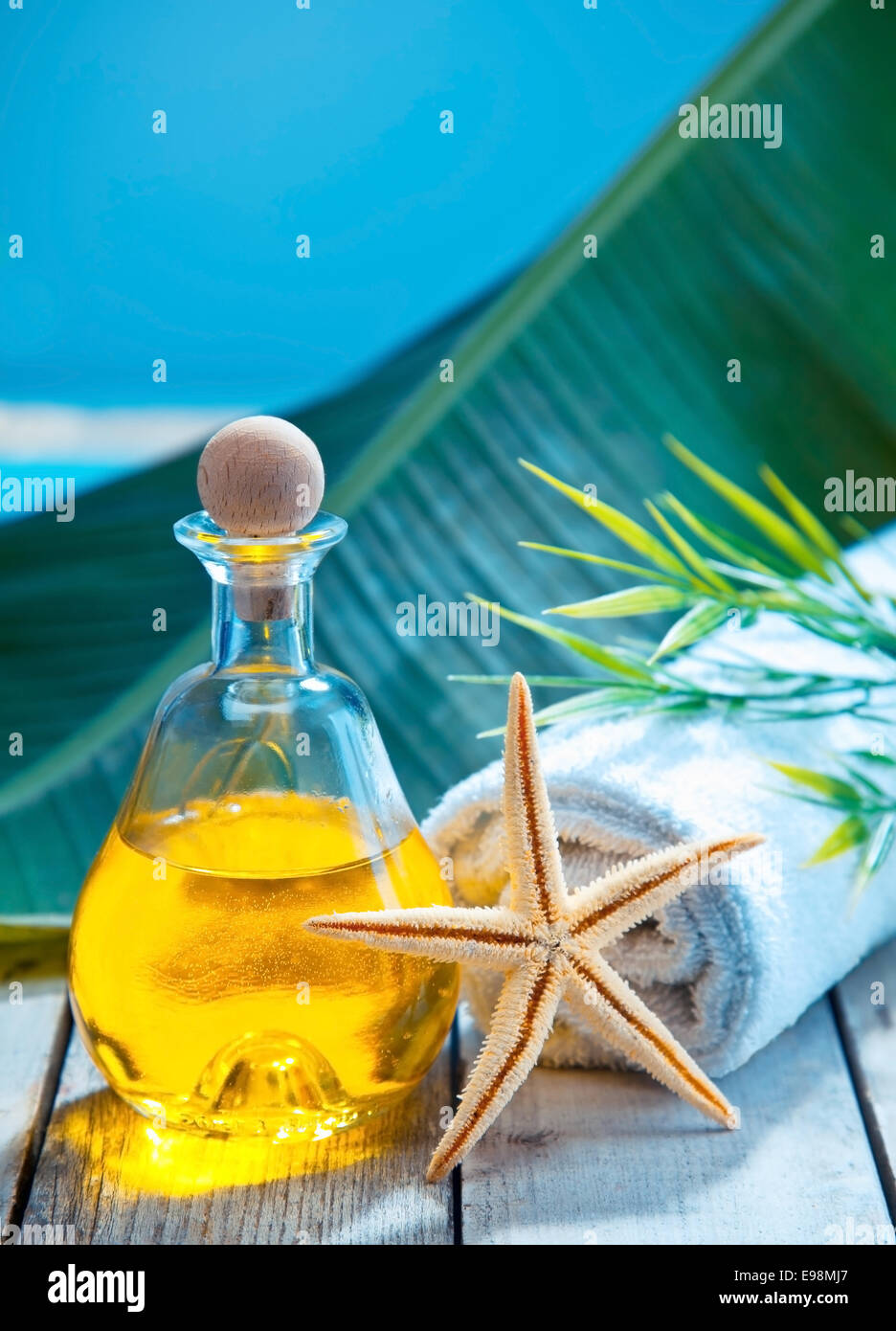 Entspannen Sie bei ein ätherisches Öl Aromatherapie-Behandlung in einem marine Resort Spa neben einem tropischen Ozean Stockfoto