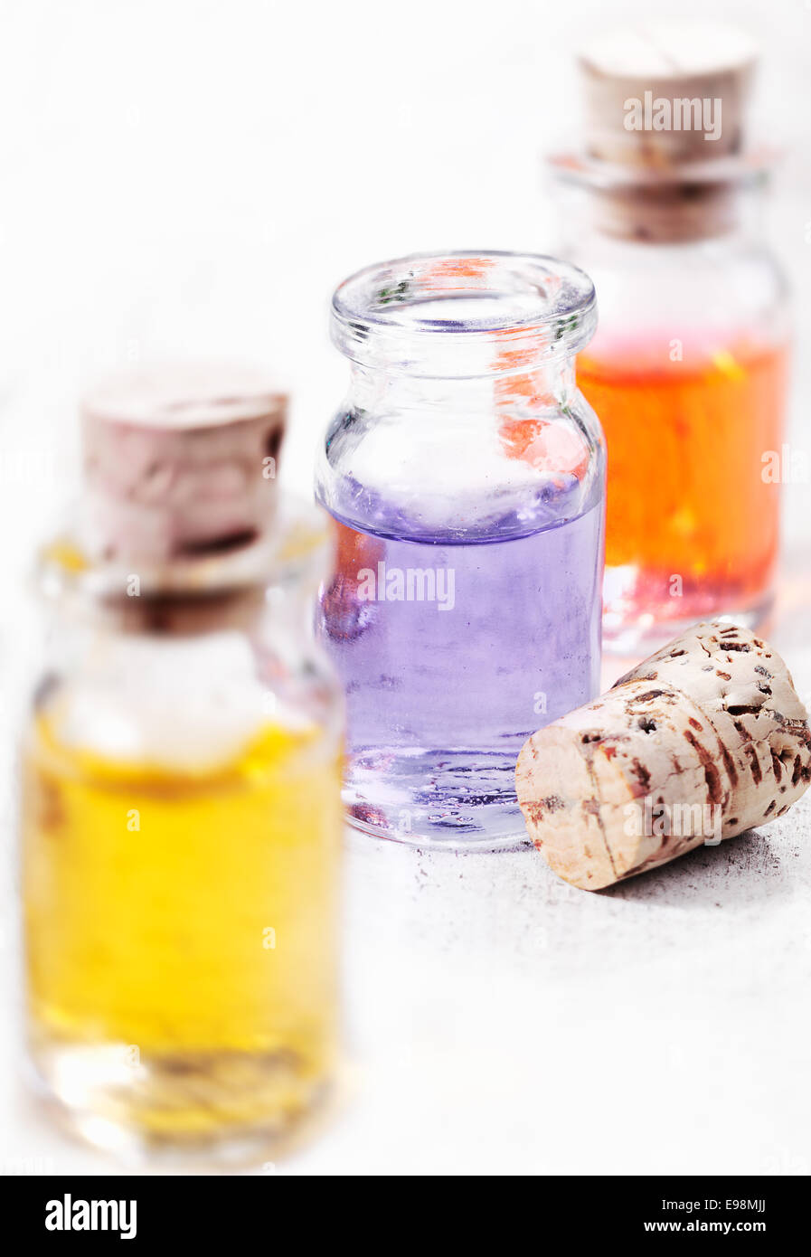 Drei Flaschen der Aromatherapie ätherische Öle bereit für eine Spa-Behandlung mit Fokus auf die Zentrum-Flasche Stockfoto