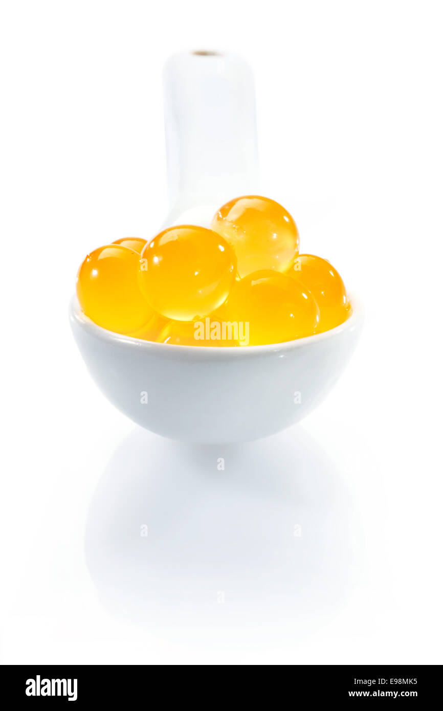 Molekulare Kaviar Luftblasen auf einem weißen Löffel. Stockfoto