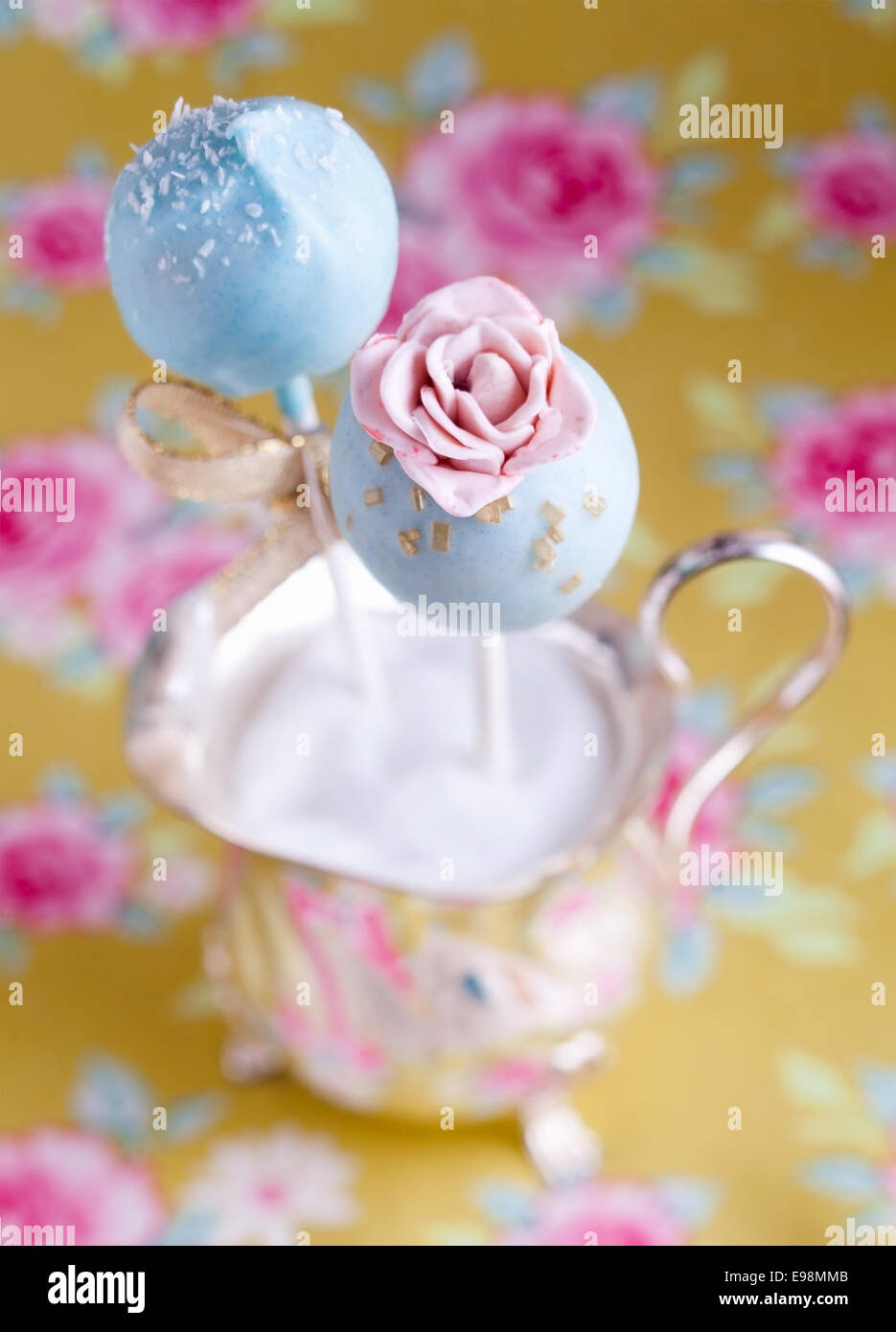Hohen Winkel Rose Blume Cake Pop mit schönen Hintergrund Stockfoto