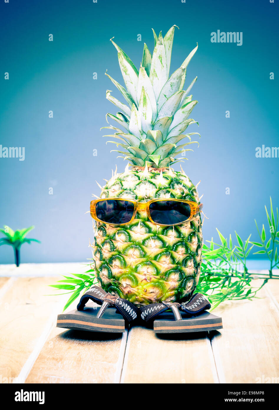 Comicfigur ein cooler Typ Ananas in seinem trendigen Sonnenbrillen und Slip Slops aus die tropische Sonne genießen Stockfoto