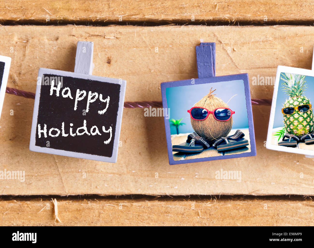 Happy Holiday rastet auf einer Linie von cool fruchtige Freunde, eine Kokosnuss und Ananas, genießen die Tropen in ihre Sonnenbrille und Slip slops Stockfoto