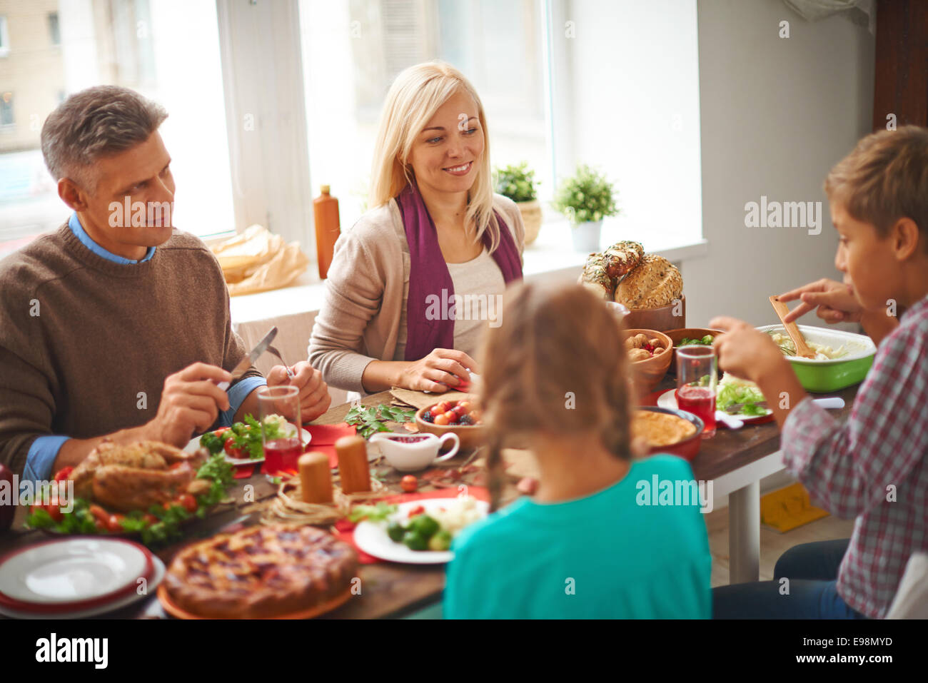 Glückliche Familie von vier traditionellen Thanksgiving Essen am Tisch Stockfoto