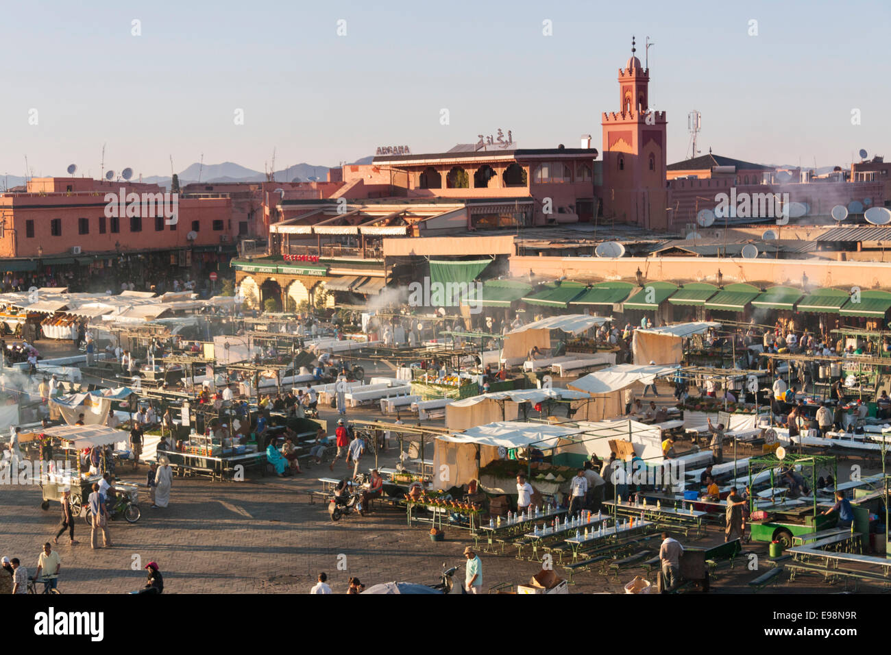 Djemaa el-Fna (auch Jamaa el Fna oder Djema el Fna), dem Hauptmarktplatz innerhalb des Quartals Medina in Marrakesch Stockfoto