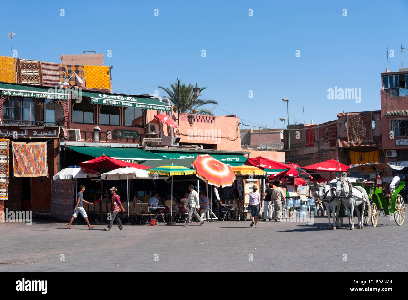 Markt Stände und Cafés am Rande der Jemaa el Fna Platz in Marrakesch, Marokko, Nordafrika Stockfoto