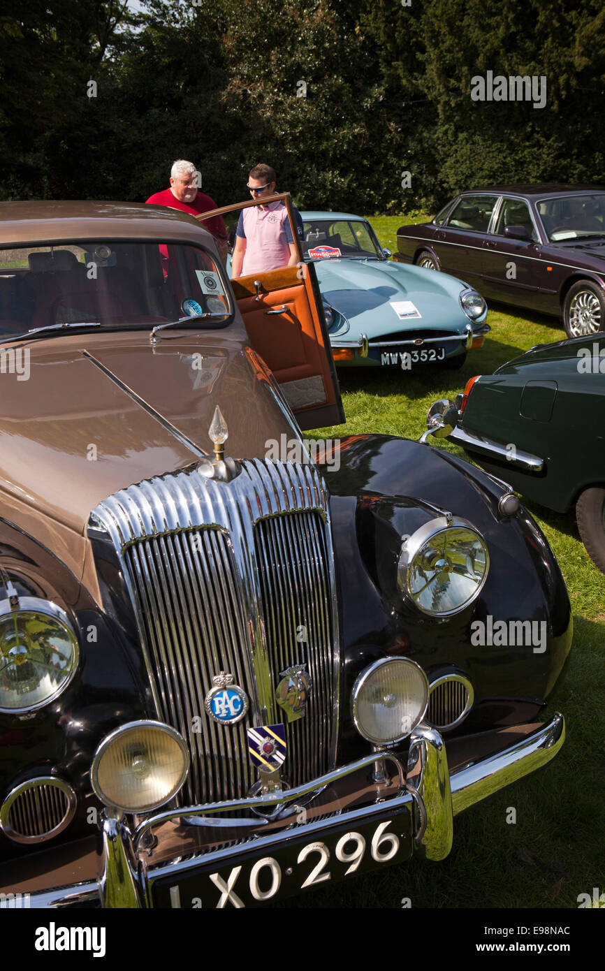 Großbritannien, England, Warwickshire, Warwick Castle, Besucher betrachten Vintage 1950er Jahre Daimler-Wagen mit AA und RAC-Abzeichen Stockfoto