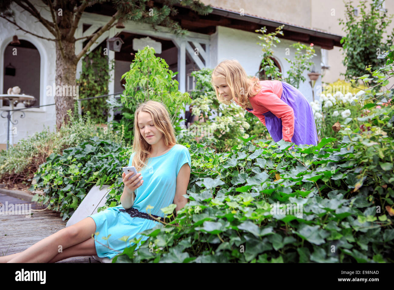 Porträt von zwei Teenager-Mädchen im Hinterhof Stockfoto