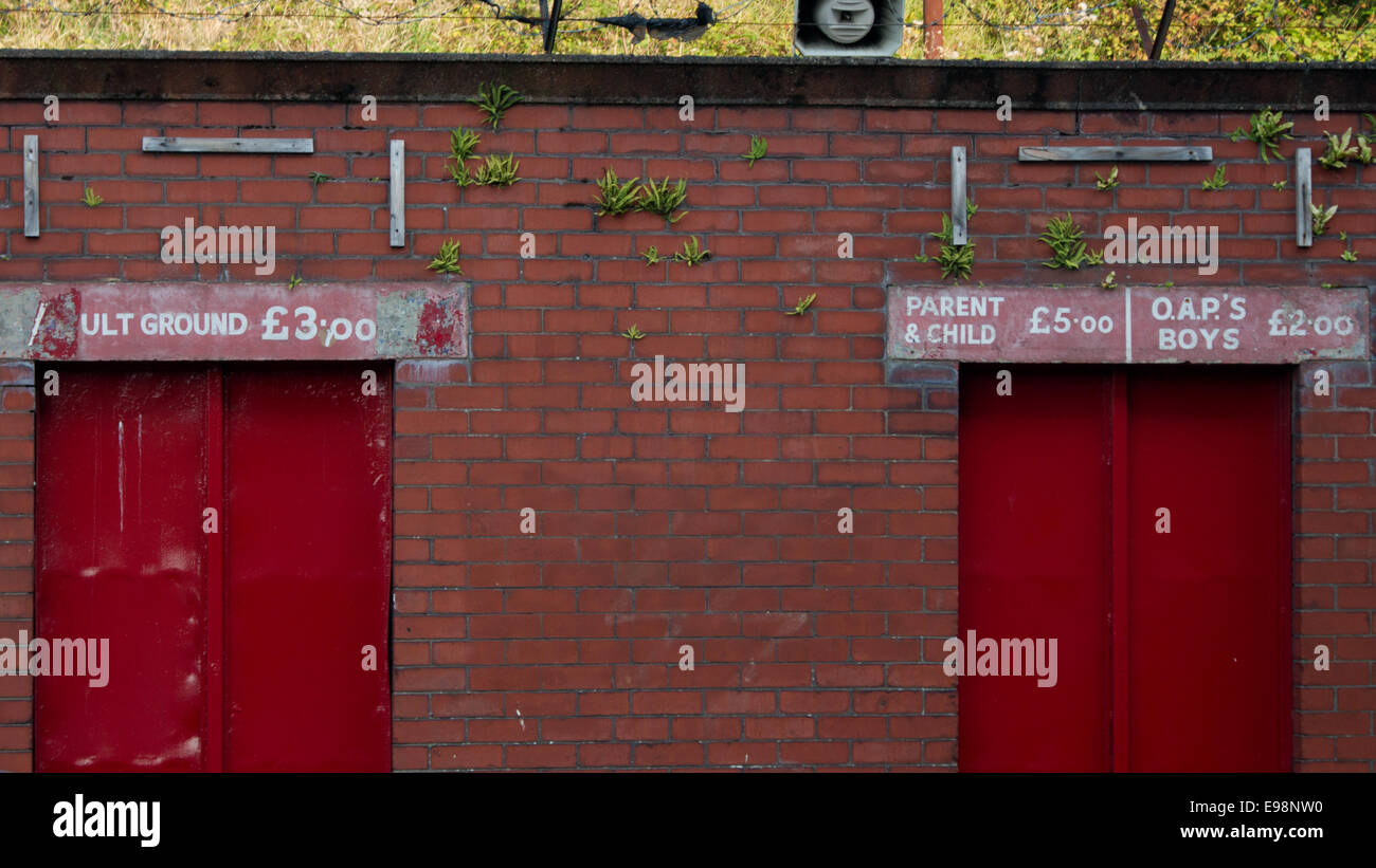 SONY DSC Fußball Stadion Drehkreuz Eingang und Ziegel Wand laufen nach unten und alt. Stockfoto