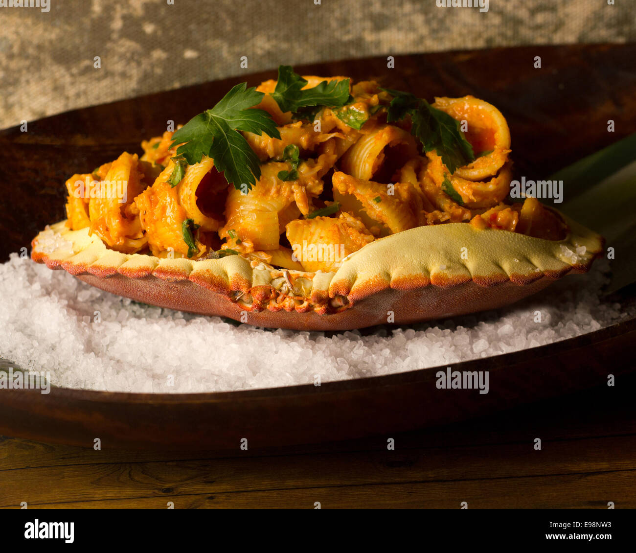 Eine Krabbe Schale Schüssel, gefüllt mit Krabben Fleisch Pasta. Stockfoto