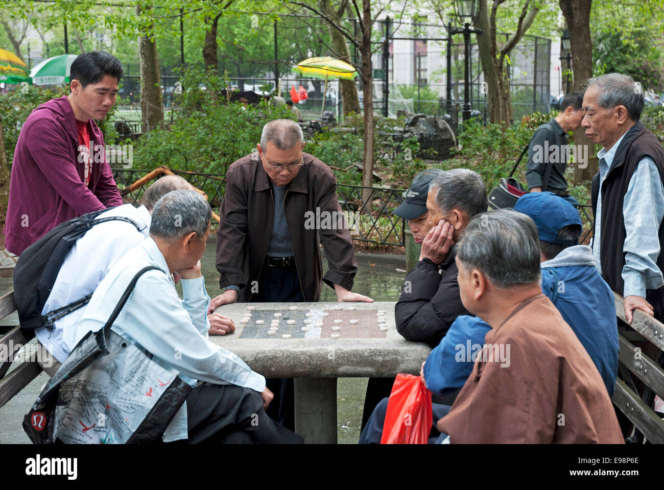 Ältere Männer spielen chinesische Brett Spiel gehen in Manhattan, New York Stockfoto