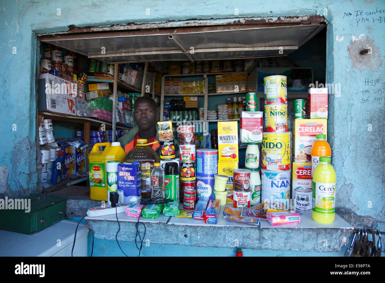 Kekse und importierte Lebensmittel waren zum Verkauf auf dem Markt am Stadtstrand. Beira, Mosambik.  (Foto - Zute Lightfoot) Stockfoto