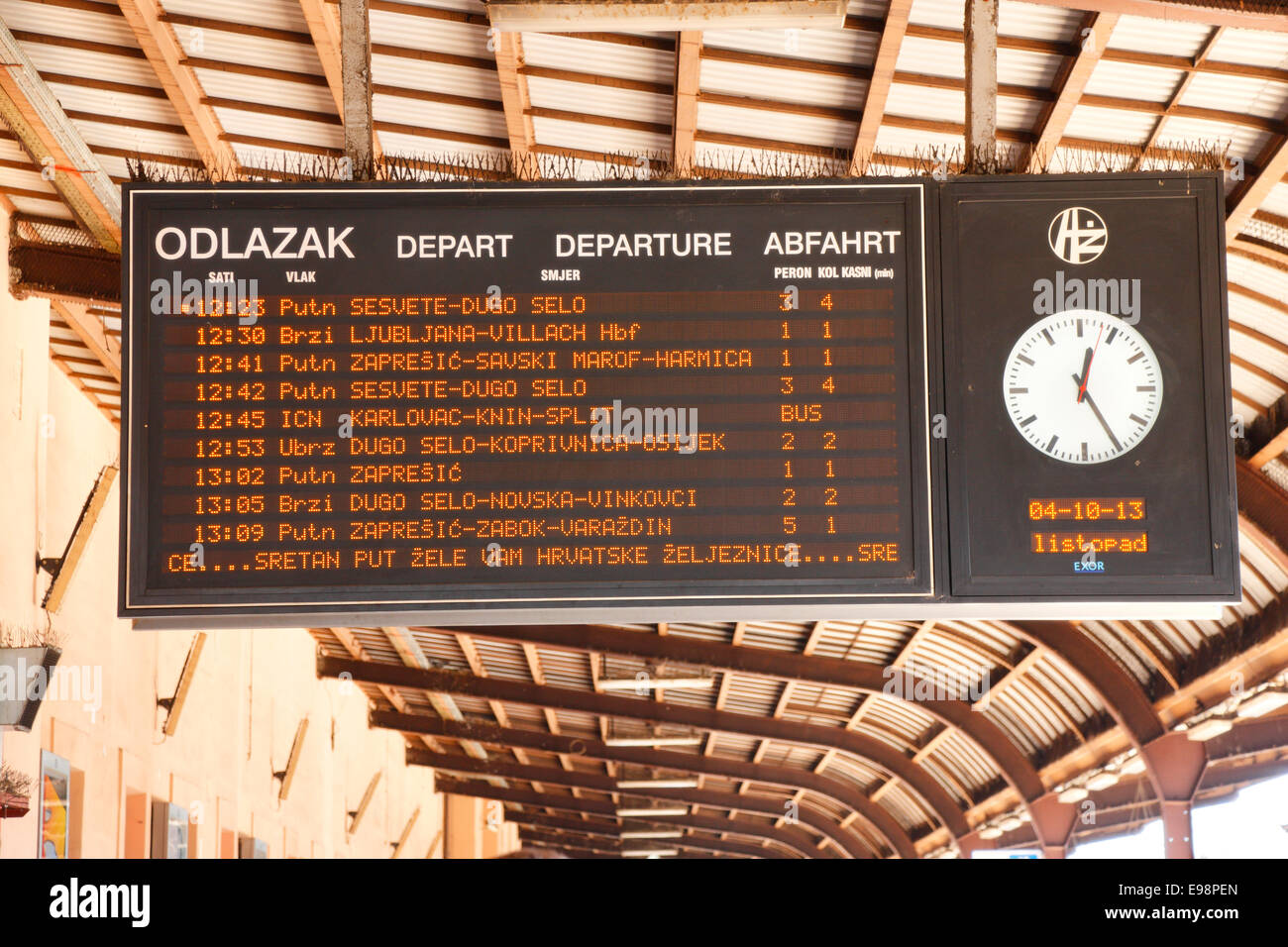 Zagreb-Bahnhof - Ankunfts- und Abfahrtstafel Stockfoto