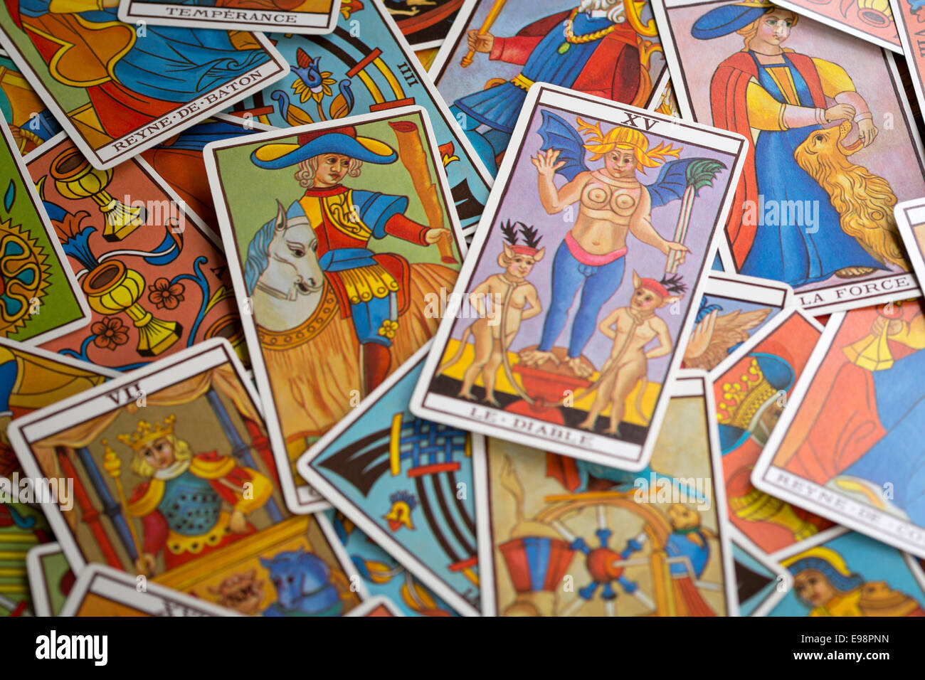 Tarot-Karten auf dem Tisch ausgebreitet Stockfoto