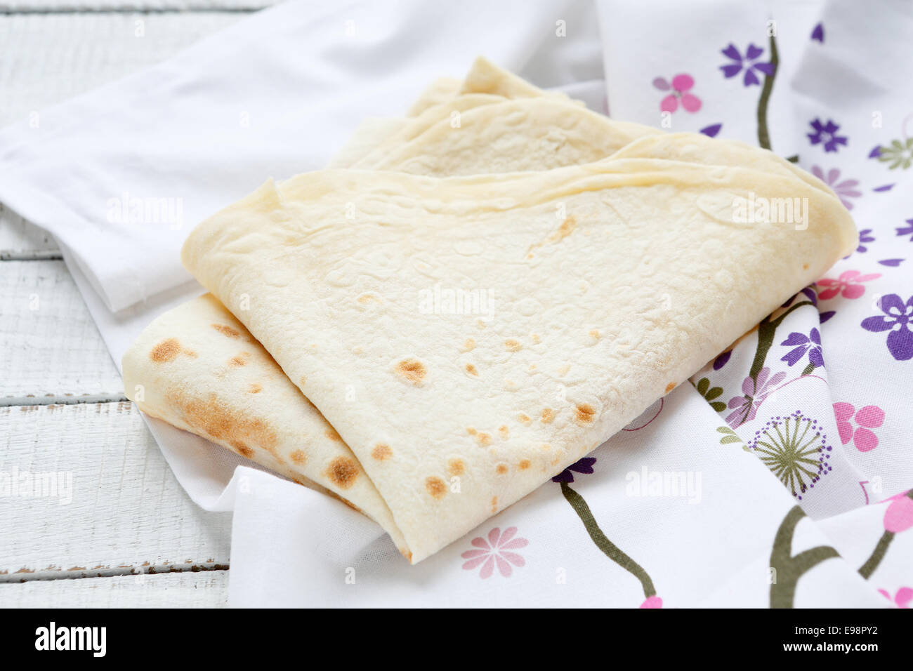 Leckere Pita-Brot auf eine Serviette, weißer Hintergrund Stockfoto