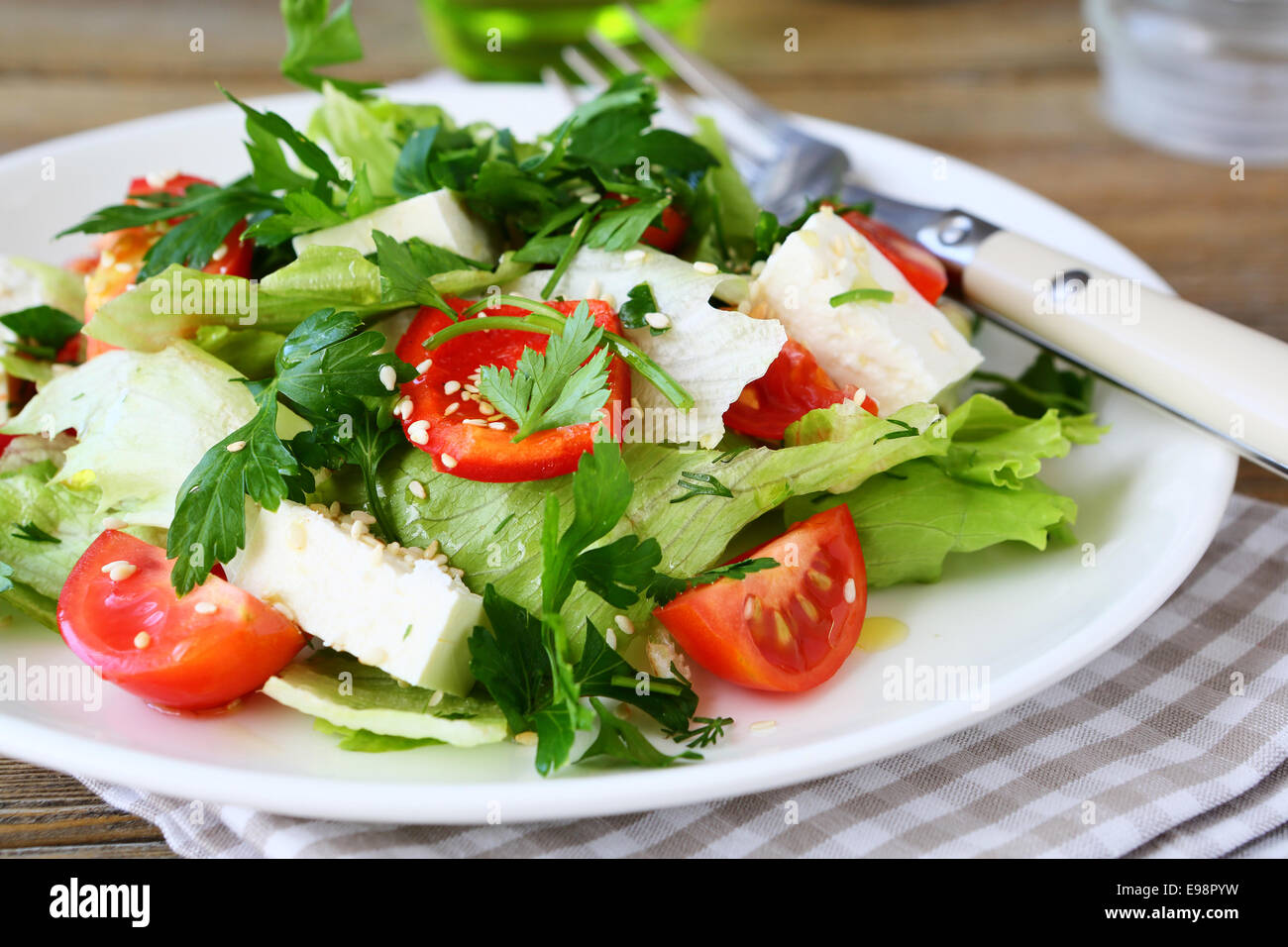 Frischer Salat mit Gemüse und Käse auf einer Serviette Stockfoto