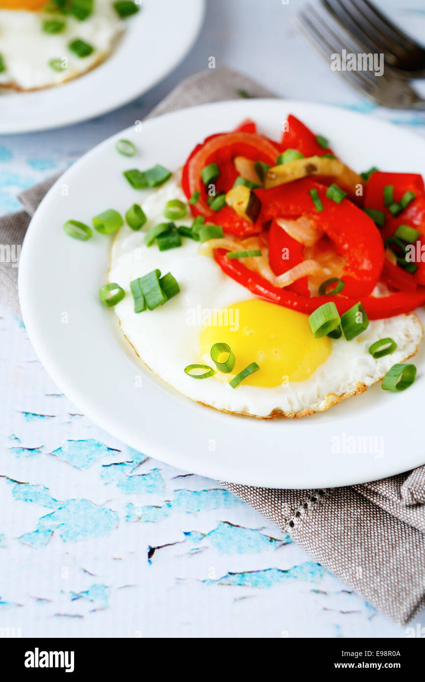 Spiegeleier in paprika -Fotos und -Bildmaterial in hoher Auflösung – Alamy