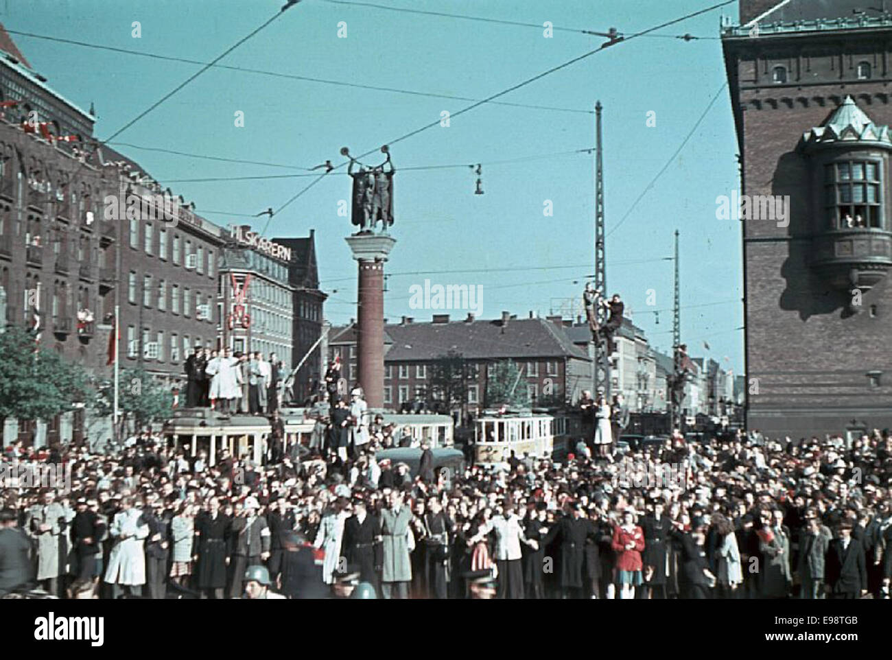Dieses Foto zeigt britische Truppen, die durch Rådhuspladsen, den Stadtplatz in Kopenhagen, Dänemark, marschieren. Das Bild zeigt die Militärprozession während eines historischen Ereignisses mit Soldaten, die durch den berühmten Platz fahren. Stockfoto