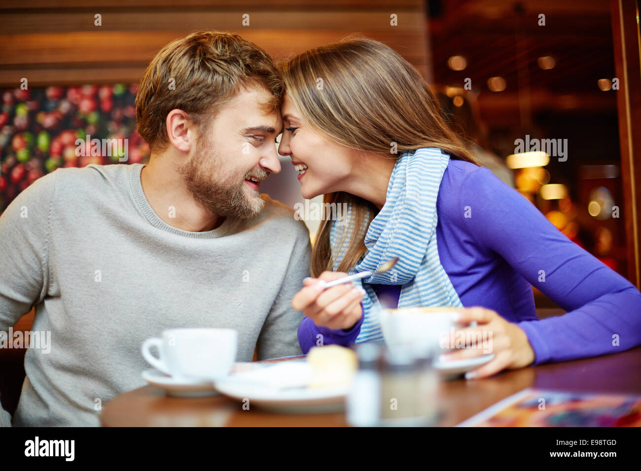 Porträt des jungen Mann und seine Freundin mit Date im café Stockfoto