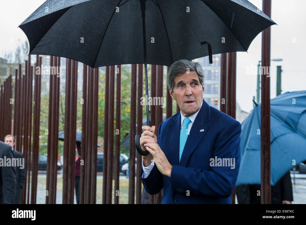 Berlin, Deutschland. 22. Oktober 2014. US Staatssekretär John F. Kerry besucht Gedenkstätte Berliner Mauer mit deutschen Außenminister Steinmeier am 22. Oktober 2014 in Berlin, Deutschland.  Bildnachweis: Reynaldo Chaib Paganelli/Alamy Live-Nachrichten Stockfoto