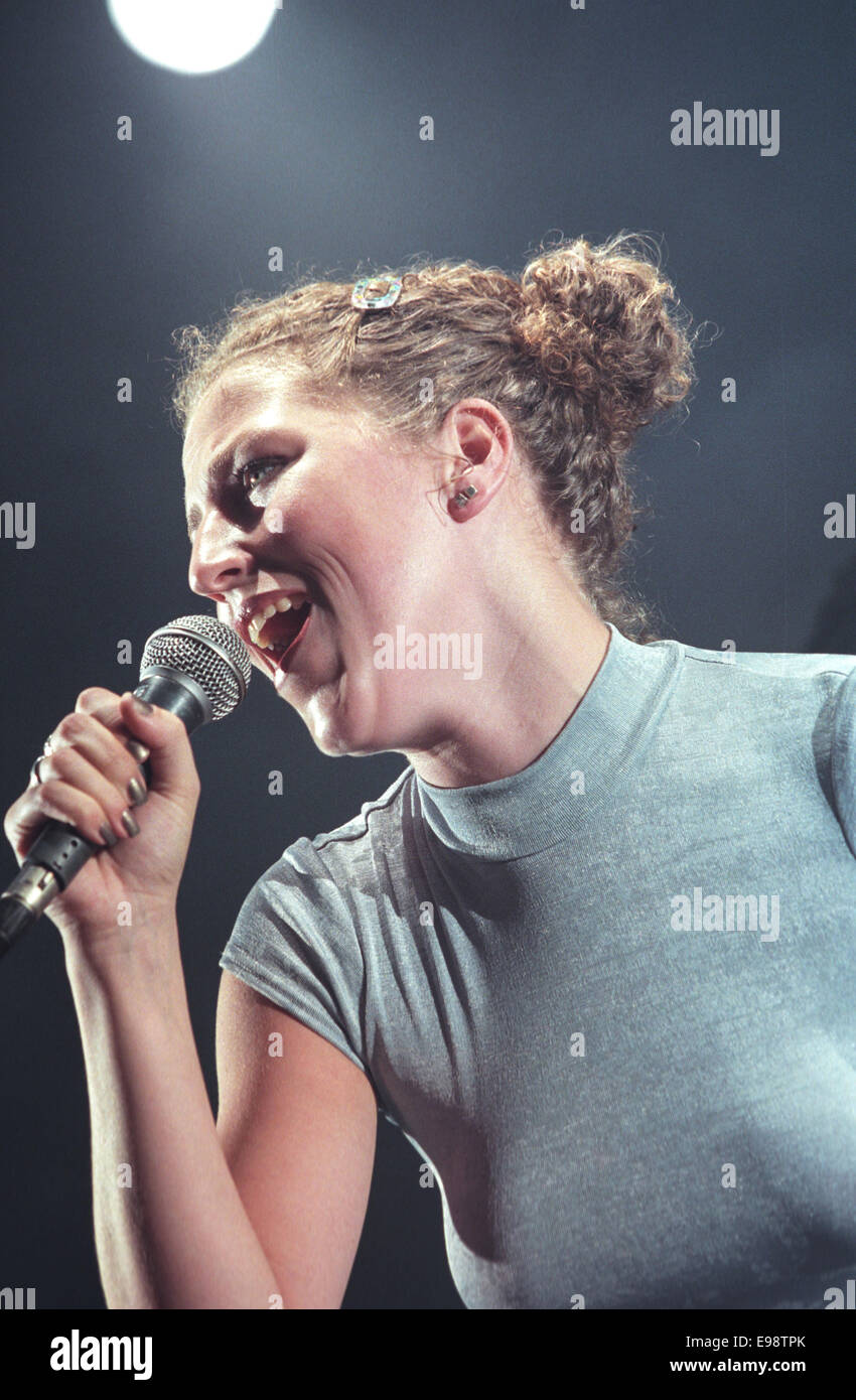 Ruth-Ann Boyle, der Band Olive, im Konzert auf der Bühne beim "V97" Musikfestival in England, im August 1997. Stockfoto