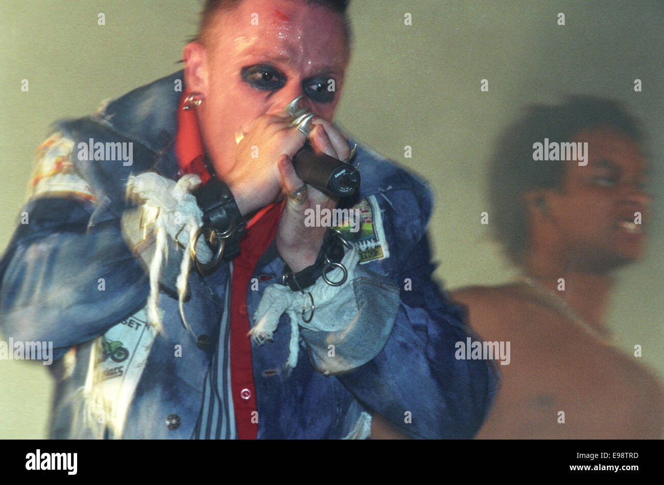 Keith Flint und Prodigy im Konzert auf der Bühne beim "V97" Musikfestival in England, im August 1997. Stockfoto