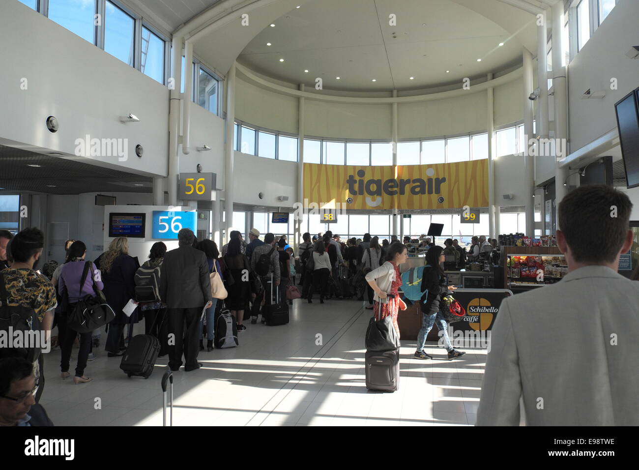 Kingsford Smith Sydney Flughafen terminal 2 und Tigerair-Abflug-Gate in der Ferne Stockfoto