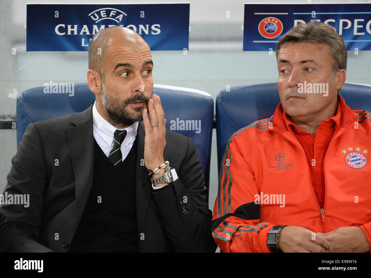Rom, Italien. 21. Oktober 2014. Münchens Trainer Josep Guardiola (L) und sein Assistent Domenec Torrent vor der UEFA Champions League-Gruppe E-Fußball-match zwischen AS Rom und FC Bayern München im Olympiastadion in Rom, Italien, 21. Oktober 2014. Bildnachweis: Dpa picture Alliance/Alamy Live News Stockfoto