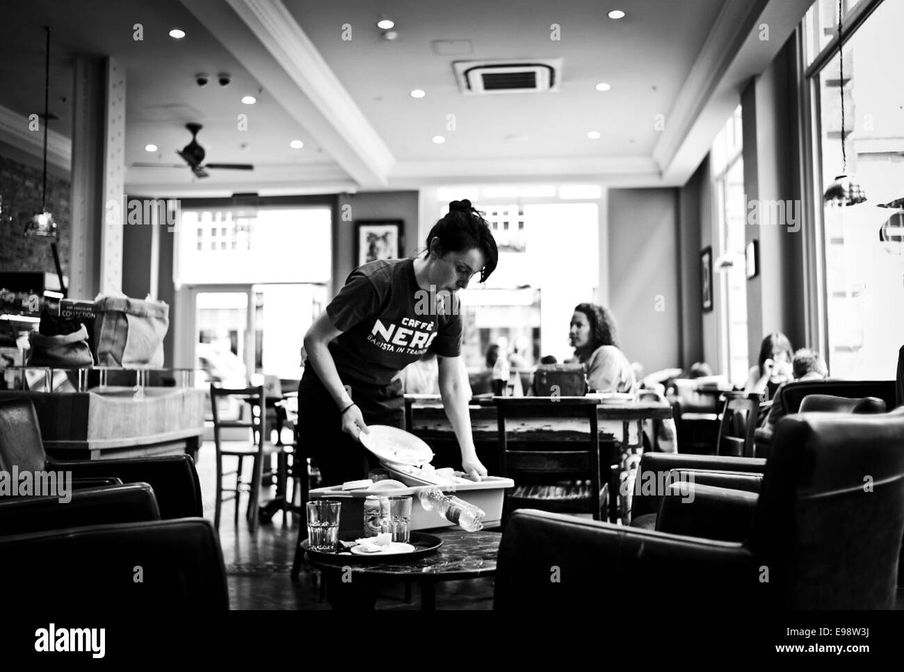 Kellnerin im Cafe Nero abräumen bar London England Great Britain UK Stockfoto