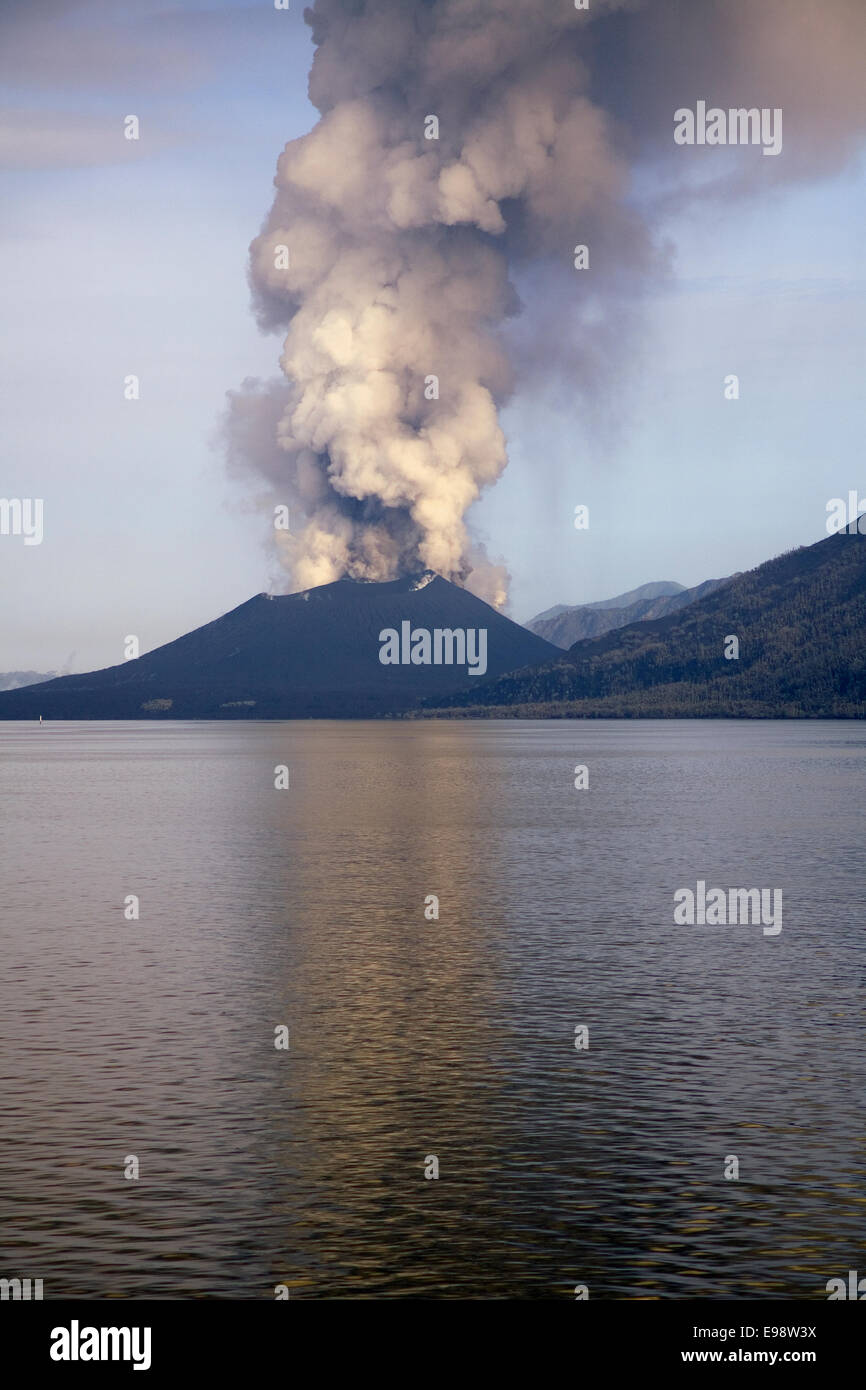 Die hochaktiven Stratovulkan Mount Tavurvur, neben Rabauls Simpson Harbour, Rabaul, New Britain Island, Papua Neu Guinea Stockfoto