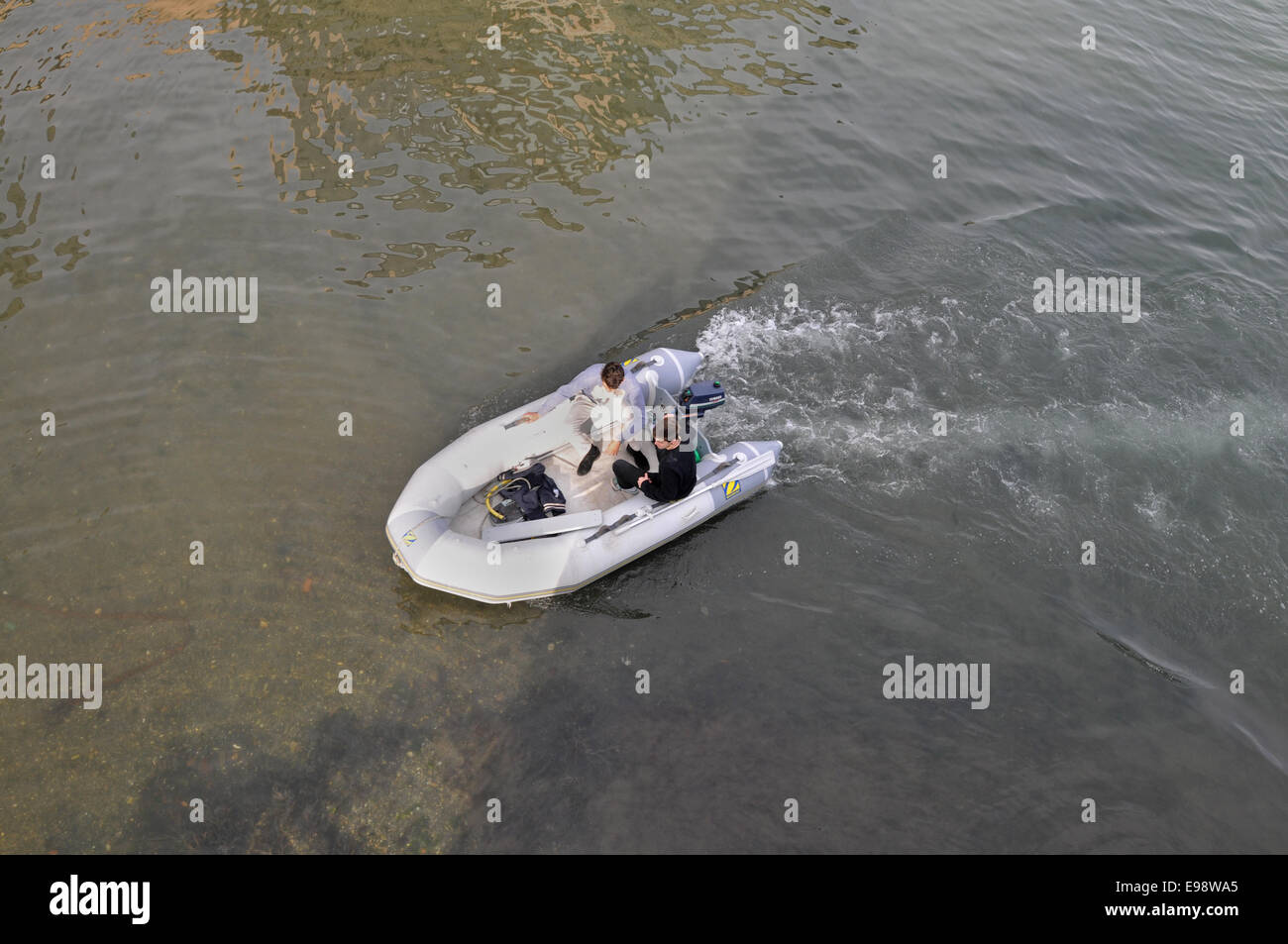 Schlauchboot in Wasser, erhöhte Ansicht Stockfoto