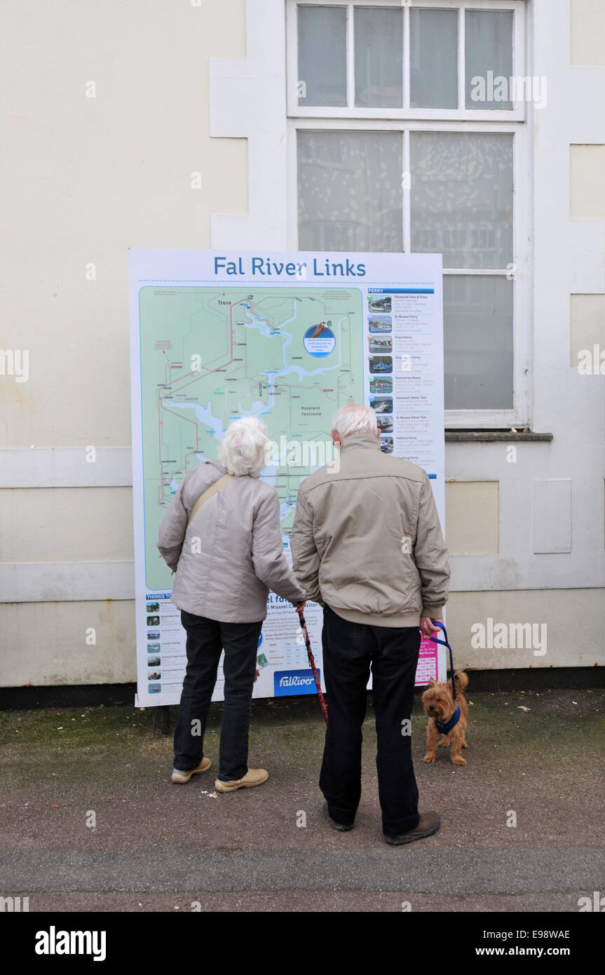 Älteres paar Blick auf Karte, Falmouth, Cornwall, England, UK Stockfoto