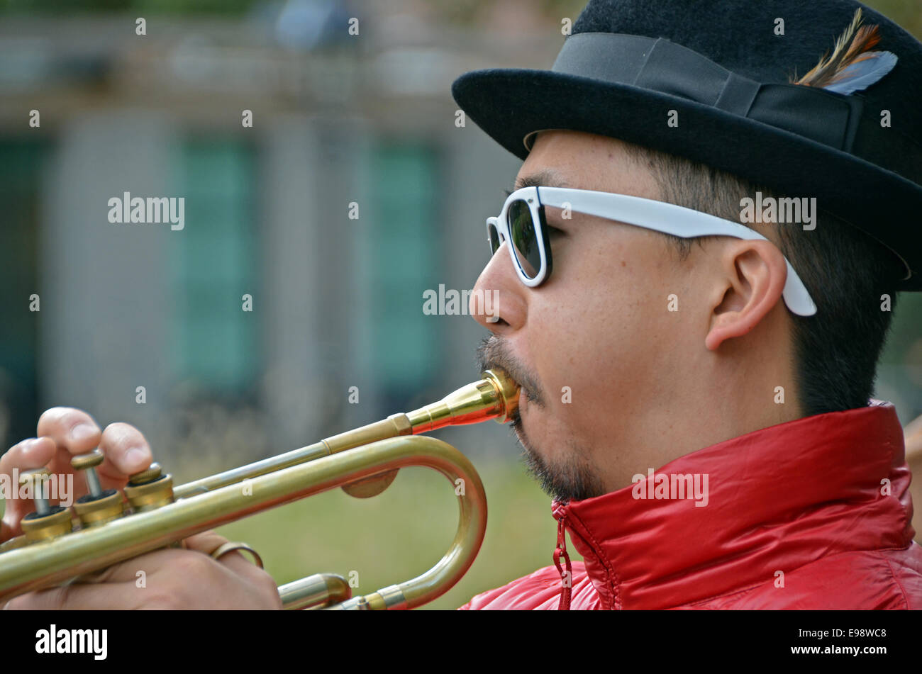 Porträt von einem asiatischen Trompeter im Washington Square Park in New York City hautnah Stockfoto