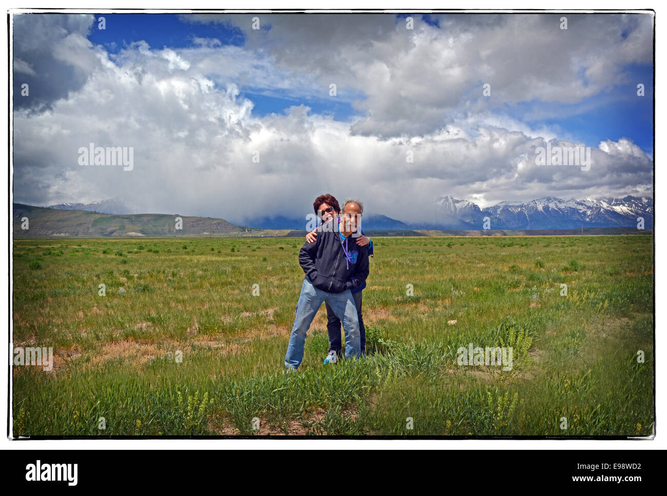 Porträt eines Ehepaares in einem offenen Bereich mit einem großen Himmel in Jackson Hole, Wyoming. Stockfoto