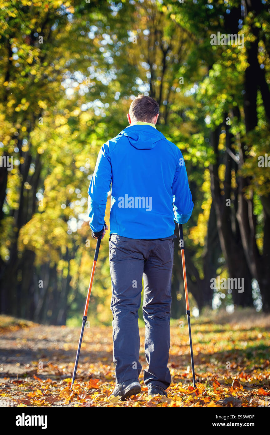 Mann, der Nordic-walking im park Stockfoto