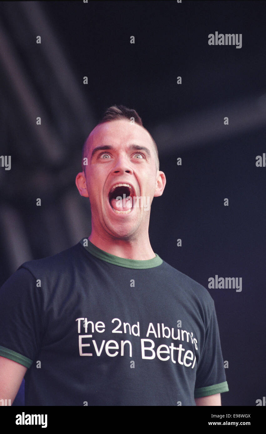 Robbie Williams auf der Bühne im Konzert beim T In The Park Music Festival in Schottland, im Jahr 1998. Stockfoto