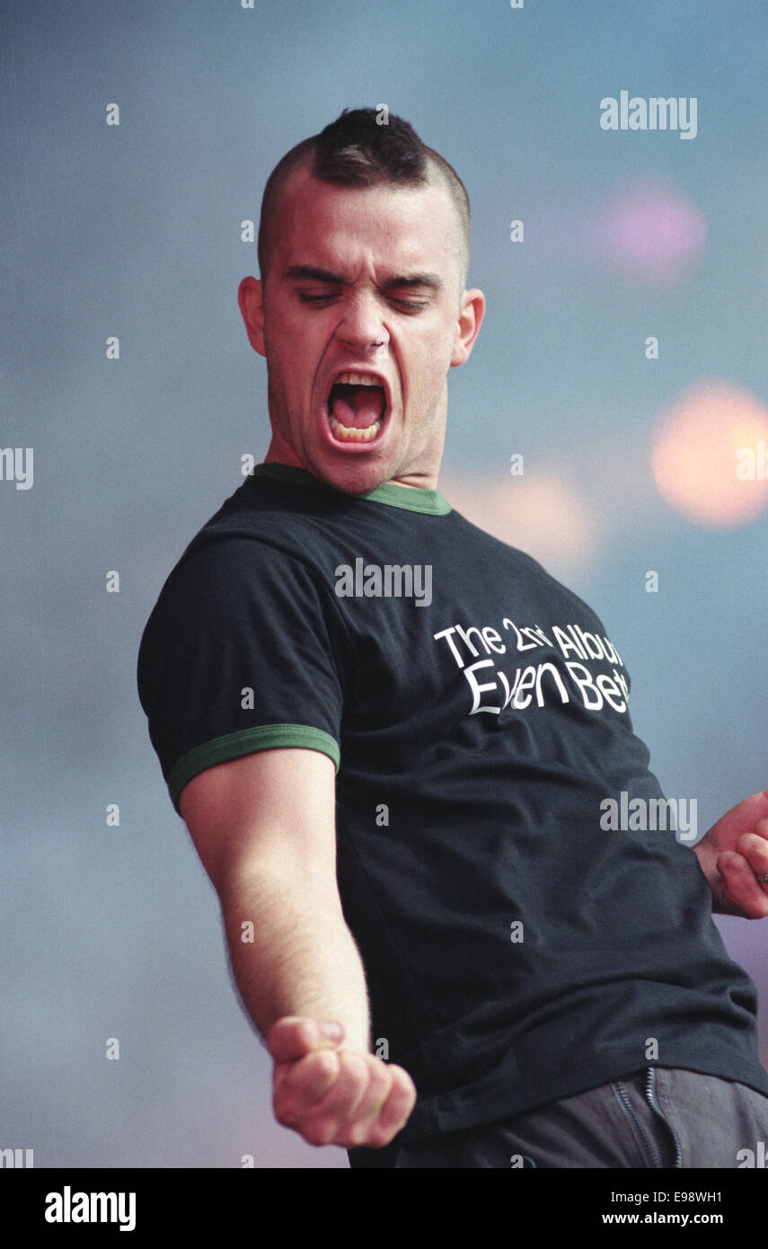 Robbie Williams auf der Bühne im Konzert beim T In The Park Music Festival in Schottland, im Jahr 1998. Stockfoto